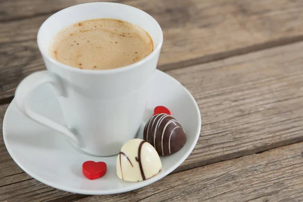 Kopje koffie met chocolade en suikerwerk — Stockfoto