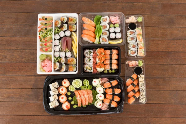 Blandade sushi set serveras i plastlådor — Stockfoto