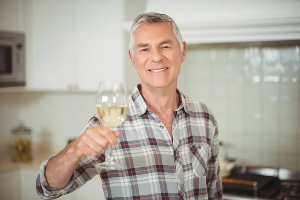 Senior mannen hålla glas vin — Stockfoto