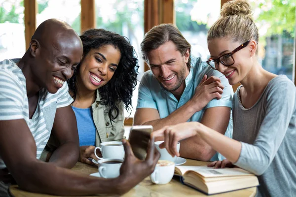 Grupp av vänner som använder mobila samtidigt ha kopp kaffe — Stockfoto