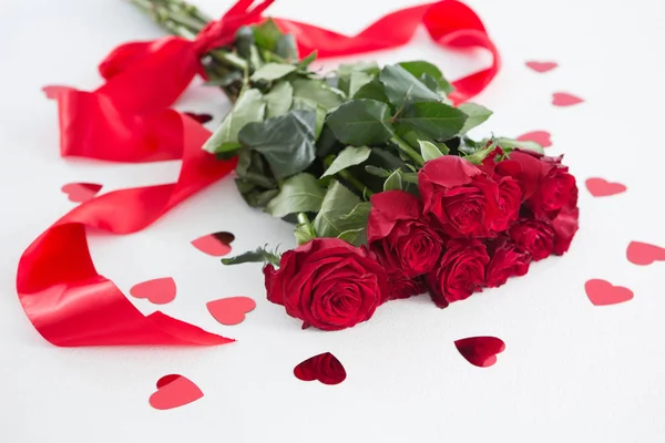 Róże otoczone ozdoba kształt serca — Zdjęcie stockowe