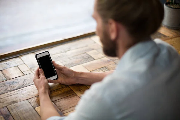 Man met mobiele telefoon in café — Stockfoto