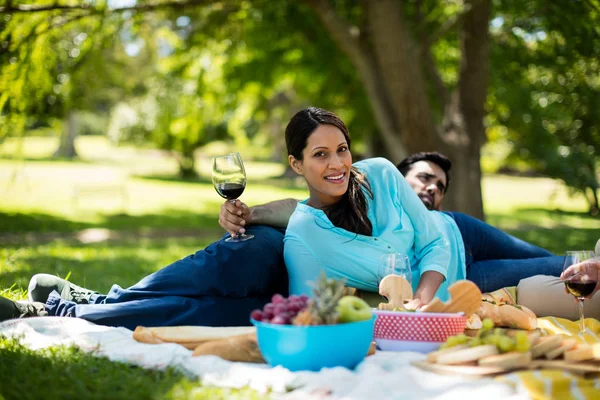 Portret pięknej kobiety, opierając się na koc piknikowy — Zdjęcie stockowe