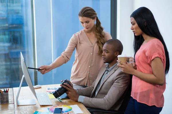 Grafikdesignerin arbeitet am Schreibtisch mit Kollegen — Stockfoto