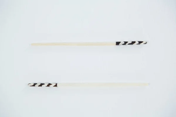 Stäbchen auf weißem Hintergrund — Stockfoto