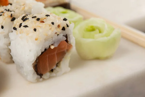Uramaki sushi serveras i vit platta — Stockfoto