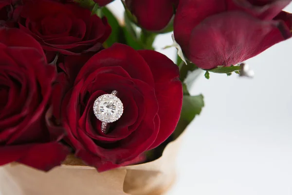 Anillo de diamantes guardado en rosa roja — Foto de Stock