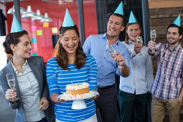 Empresários comemorando seus colegas aniversário — Fotografia de Stock