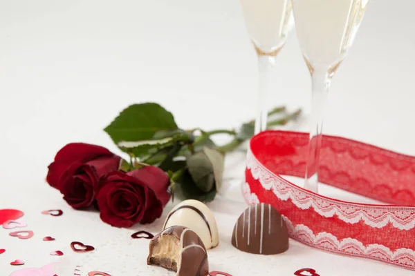 Roses, verre à champagne et chocolat assorti — Photo