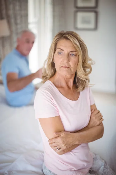 Sconvolto coppia anziana litigando in camera da letto — Foto Stock