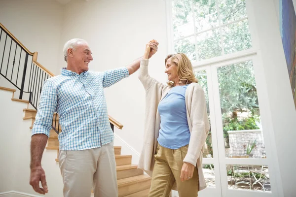 Äldre par dansar tillsammans i vardagsrummet — Stockfoto