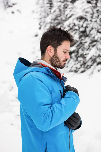 Esquiador con cremallera su chaqueta en las montañas nevadas — Foto de Stock
