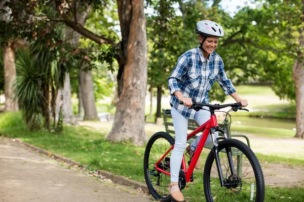 Femme heureuse vélo dans le parc — Photo