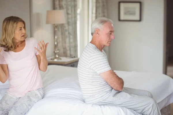 Äldre par grälar med varandra — Stockfoto