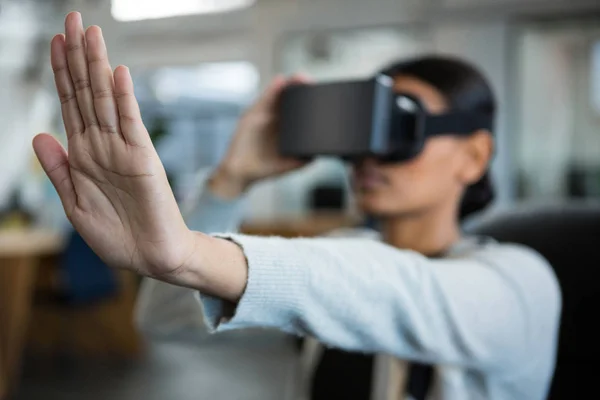 Geschäftsfrau mit Virtual-Reality-Headset — Stockfoto