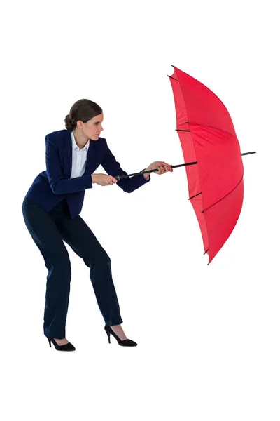 Empresária segurando guarda-chuva vermelho — Fotografia de Stock