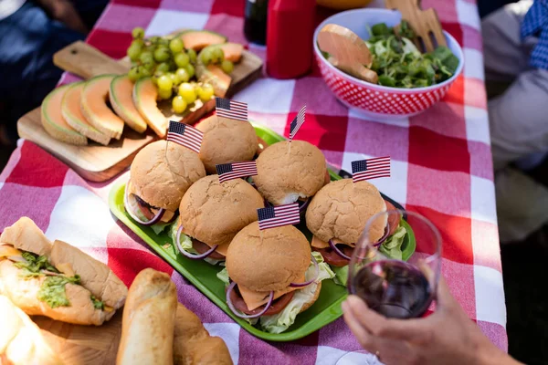 Hamburguesa y frutas en la mesa — Foto de Stock