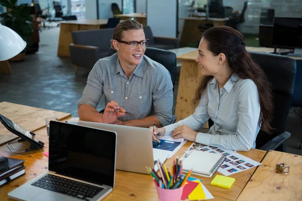 Bedrijfsleiders interactie met elkaar — Stockfoto