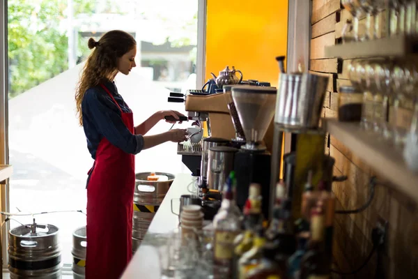 Camarera haciendo taza de café en el mostrador —  Fotos de Stock