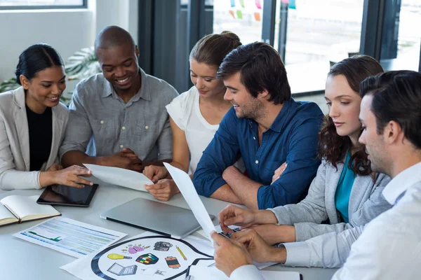 Equipo de diseñadores gráficos que interactúan entre sí — Foto de Stock