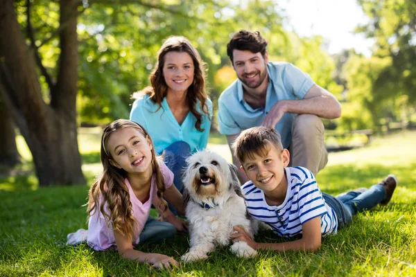 Família feliz desfrutando no parque — Fotografia de Stock