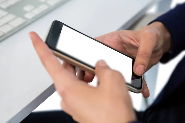 Zakenvrouw die mobiele telefoon gebruikt — Stockfoto