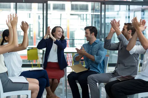 Üzleti vezetők tapsolt bemutató után — Stock Fotó