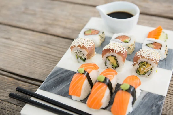 Conjunto de sushi variado servido na bandeja — Fotografia de Stock