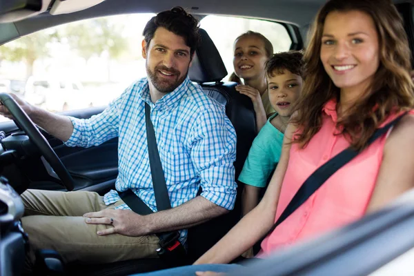 Glückliche Familie sitzt im Auto — Stockfoto