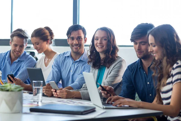 Team van grafisch ontwerpers werken samen — Stockfoto