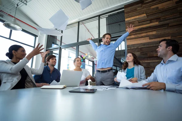 Team di grafici che vomitano documenti in aria — Foto Stock