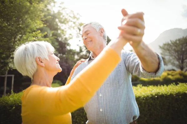 Pareja mayor bailando en el parque — Foto de Stock