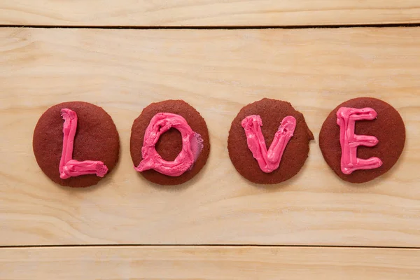 Galletas heladas con crema rosa mostrando amor —  Fotos de Stock