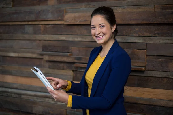 Uśmiecha się kobieta klientem biznesowym za pomocą cyfrowego tabletu — Zdjęcie stockowe
