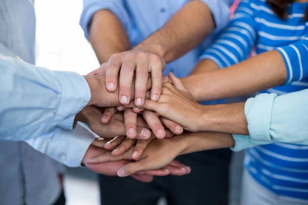 Team av företagare bildar handstack — Stockfoto