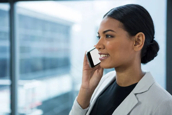 携帯電話で話すビジネスマンの女性 — ストック写真