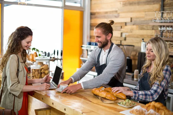 Kellner serviert dem Kunden am Schalter eine Tasse Kaffee — Stockfoto