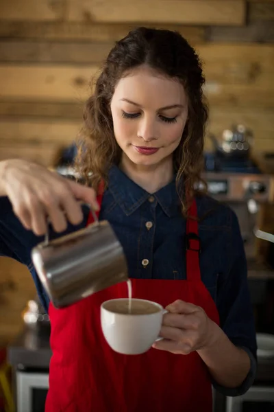 커피의 컵을 만드는 웃는 웨이트리스 — 스톡 사진