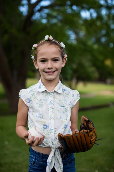 Χαριτωμένο κορίτσι εκμετάλλευση μπέιζμπολ στο πάρκο — Φωτογραφία Αρχείου
