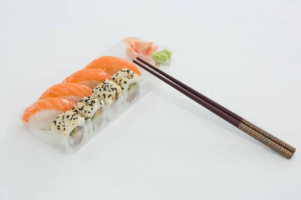 Platta av nigiri och uramaki sushi med chopstick — Stockfoto