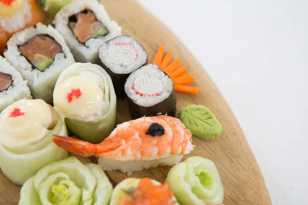 Ensemble de sushis assortis servis sur plateau en bois — Photo