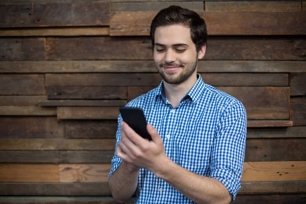 Executivo de negócios sorrindo usando telefone celular — Fotografia de Stock