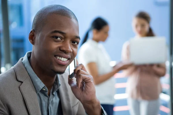 Executive Business rozmowy na telefon komórkowy — Zdjęcie stockowe
