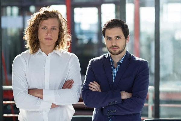 Retrato de empresarios de pie con los brazos cruzados — Foto de Stock