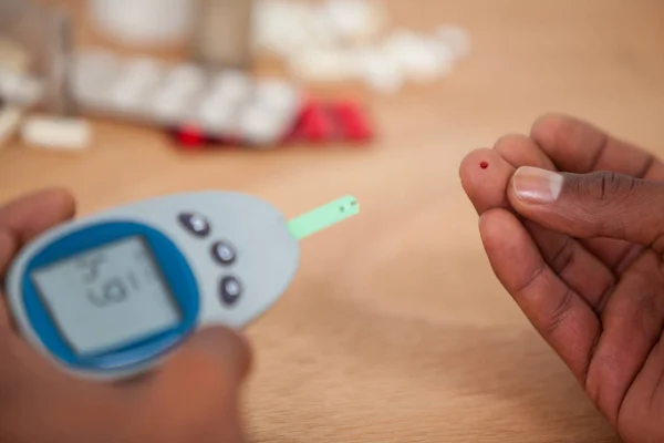 Close-up of man hands testing blood sugar with glucometer — Stock Photo, Image