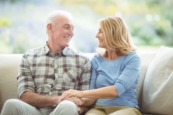 Pareja de ancianos sentados juntos en el sofá en la sala de estar — Foto de Stock