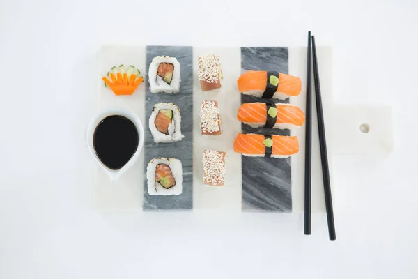 Ensemble de sushis assortis servis sur ardoise de pierre grise — Photo