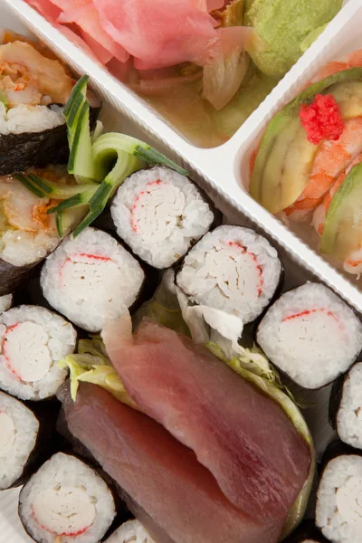 Conjunto de sushi sortido servido em caixa branca contra fundo branco — Fotografia de Stock