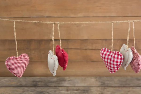 Decoración en forma de corazón colgando de una cuerda — Foto de Stock