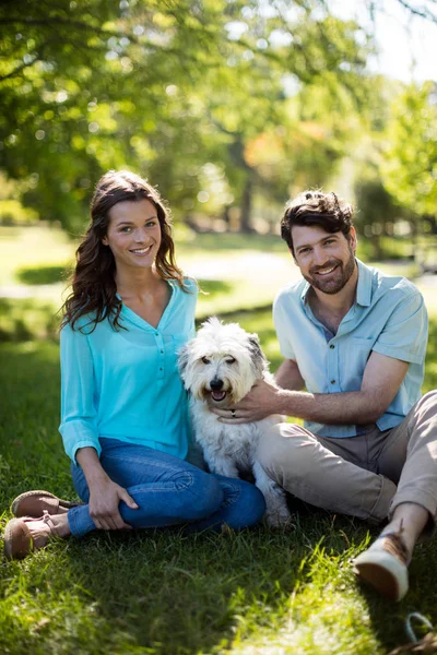 Portret van echtpaar met hond in park — Stockfoto